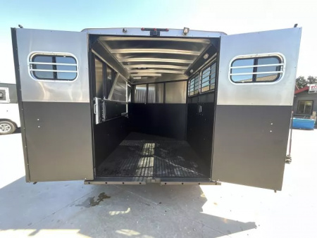 New 2026 Logan Coach BULLSEYE2GN Horse Trailer