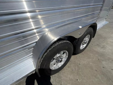 New 2026 Logan Coach BULLSEYE2GN Horse Trailer