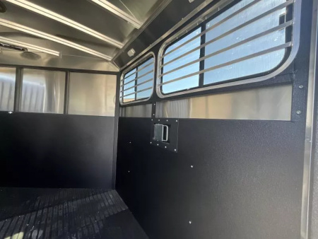 New 2026 Logan Coach BULLSEYE2GN Horse Trailer