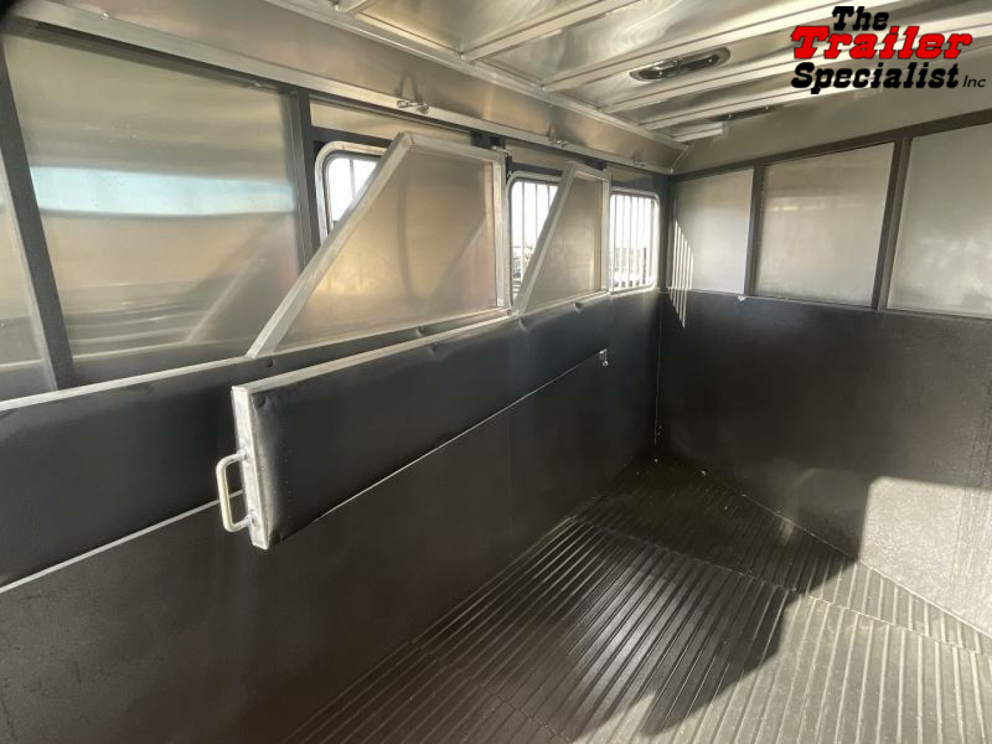 New 2025 Logan Coach CROSSFIRE 3 HORSE GN Horse Trailer