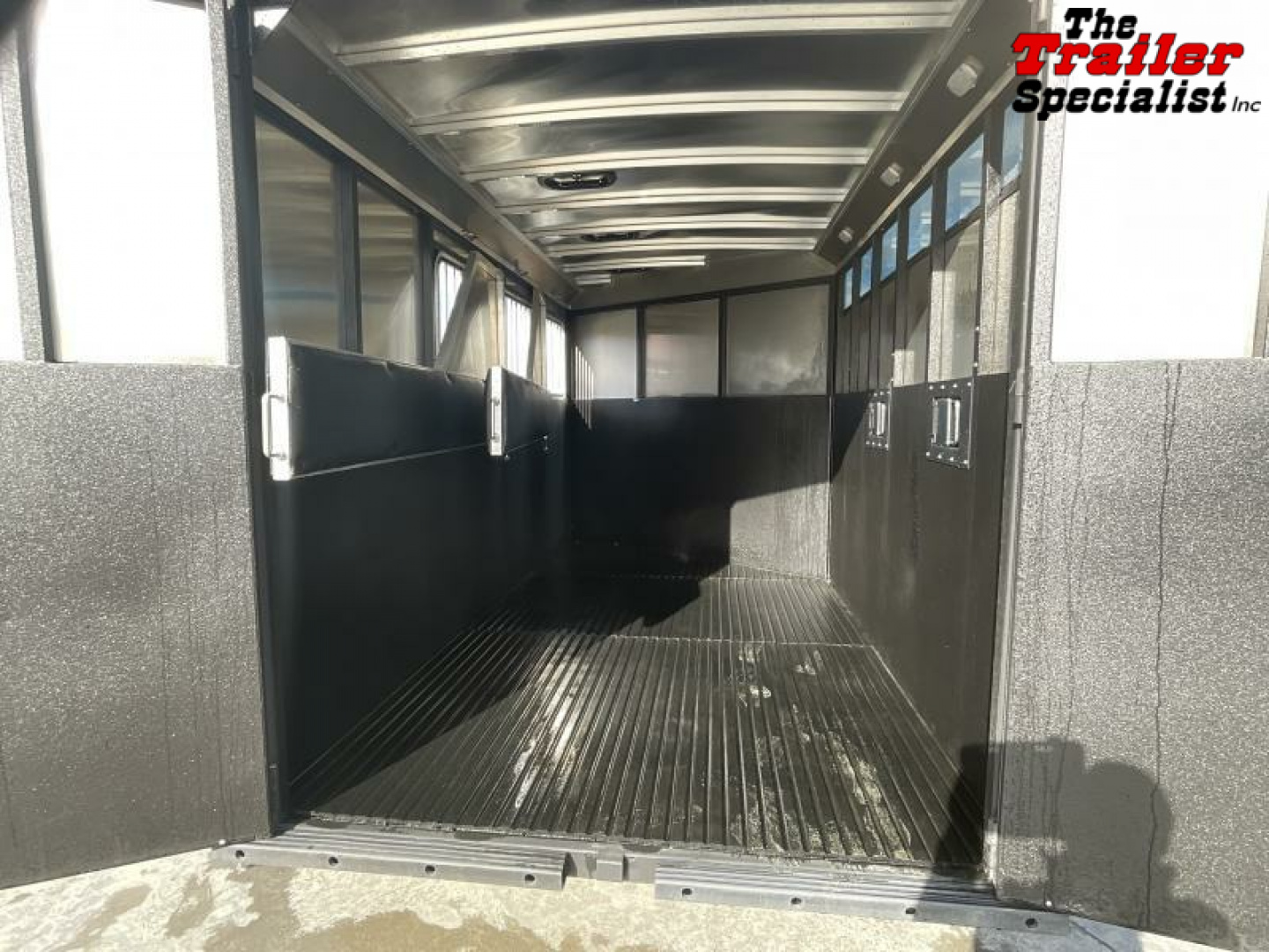 New 2025 Logan Coach CROSSFIRE 3 HORSE GN Horse Trailer