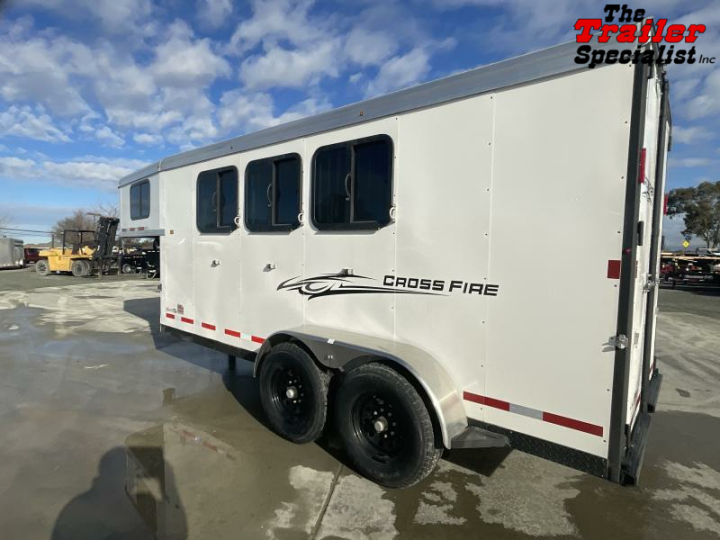 New 2025 Logan Coach CROSSFIRE 3 HORSE GN Horse Trailer