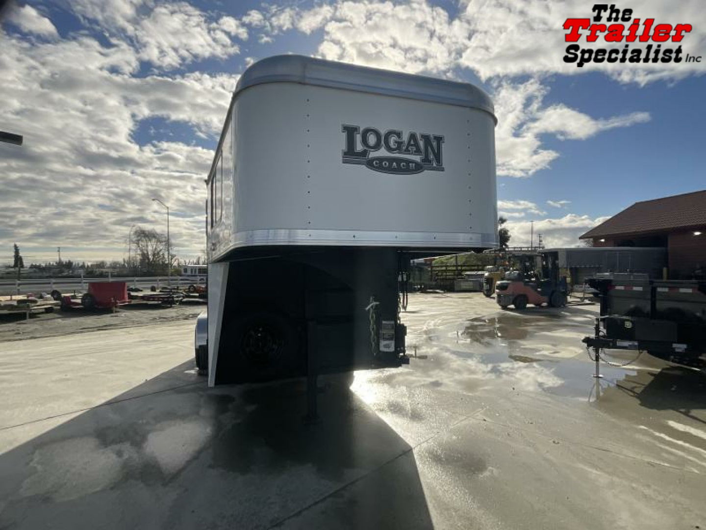 New 2025 Logan Coach CROSSFIRE 3 HORSE GN Horse Trailer