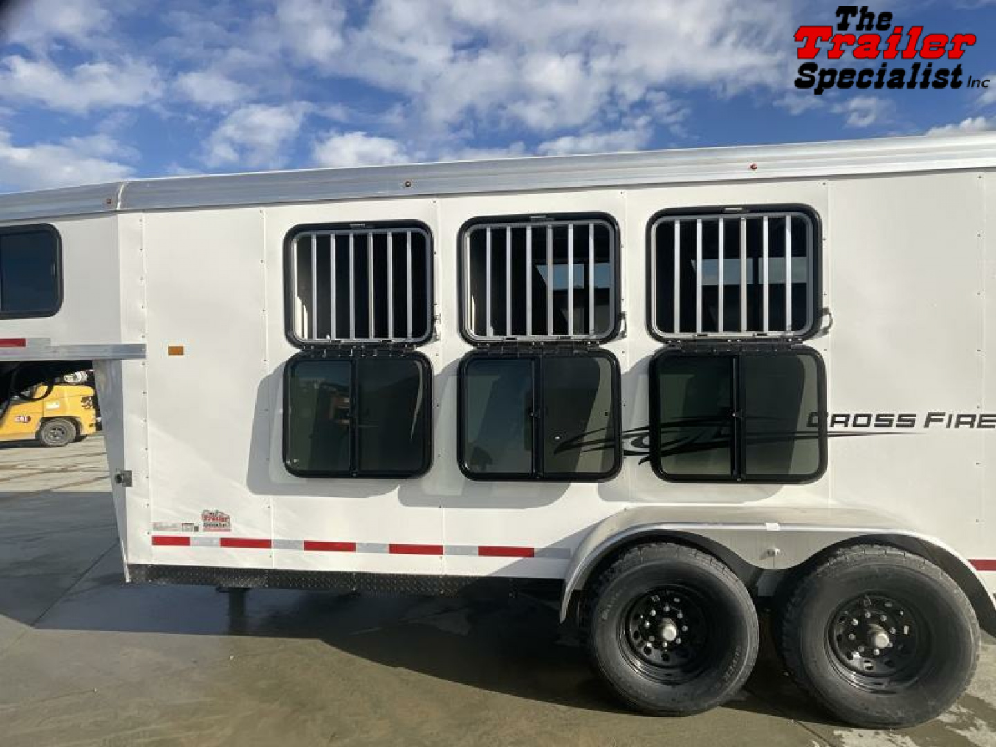 New 2025 Logan Coach CROSSFIRE 3 HORSE GN Horse Trailer