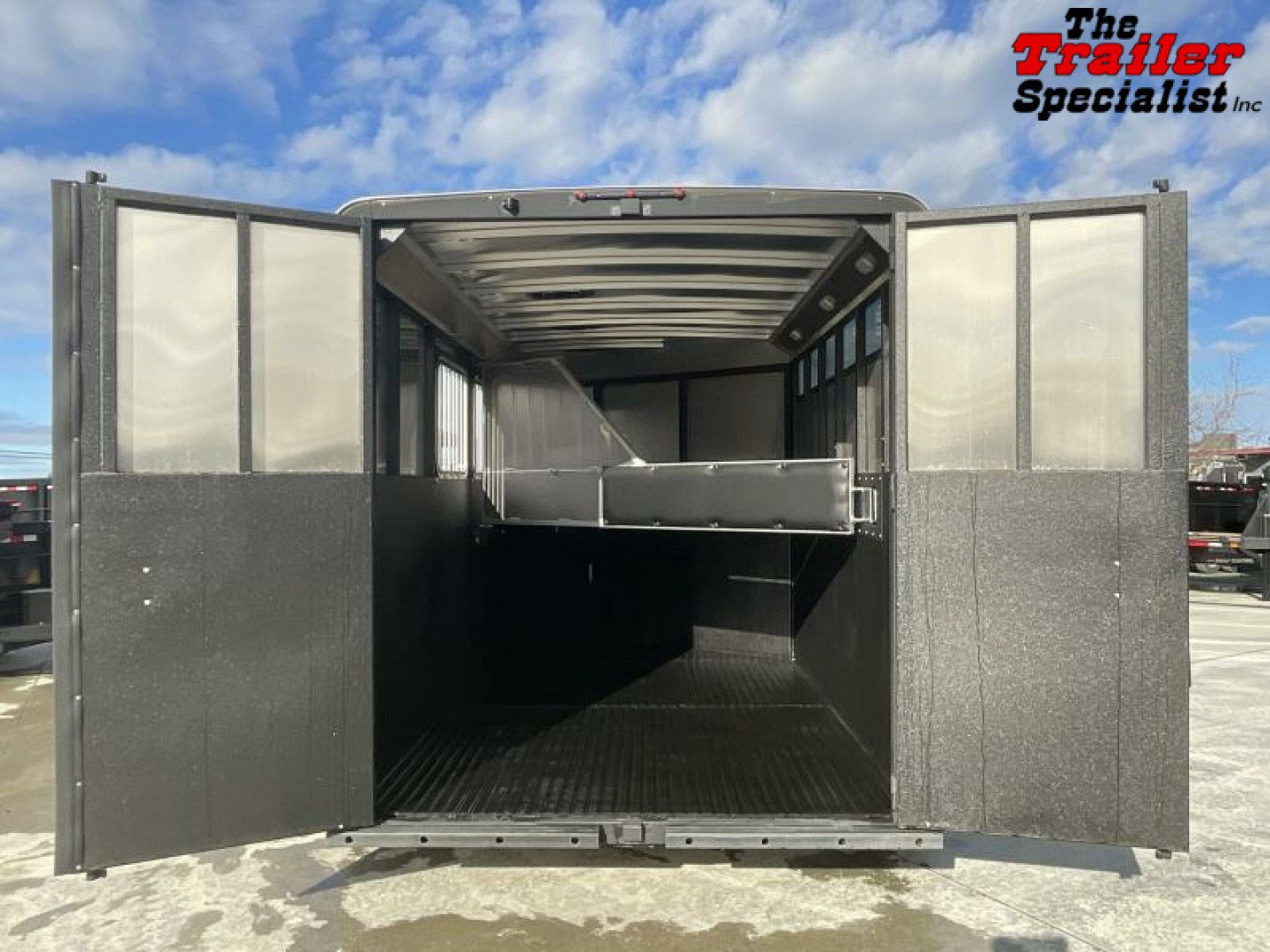 New 2025 Logan Coach CROSSFIRE 3 HORSE GN Horse Trailer