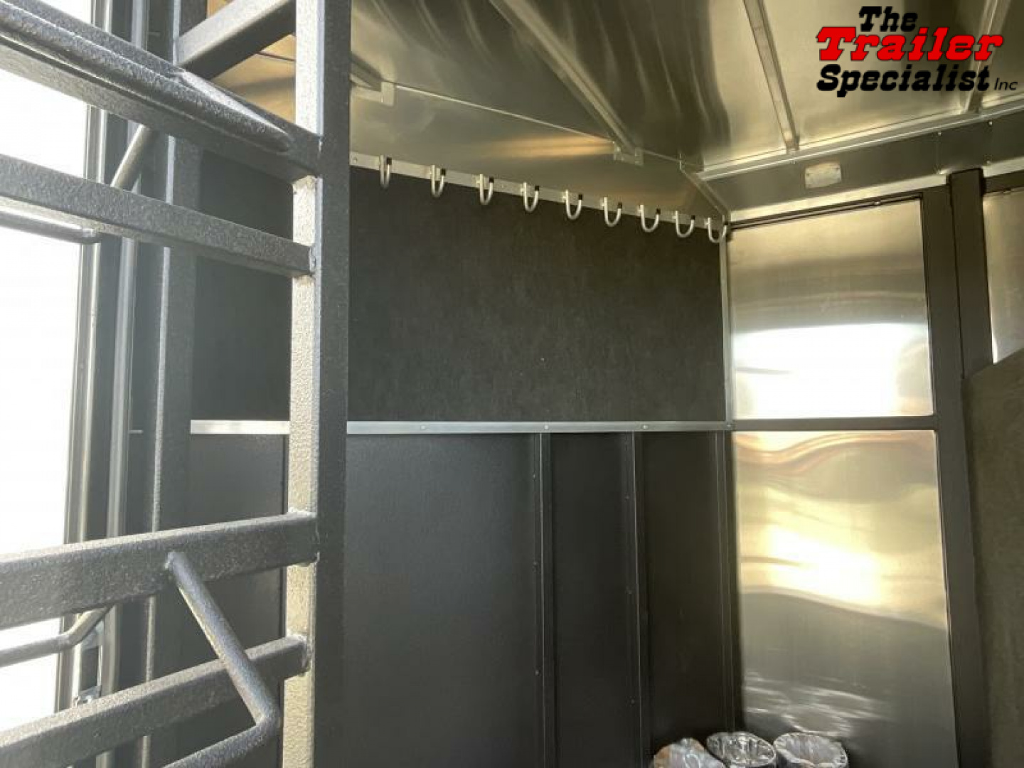 New 2025 Logan Coach CROSSFIRE 3 HORSE GN Horse Trailer