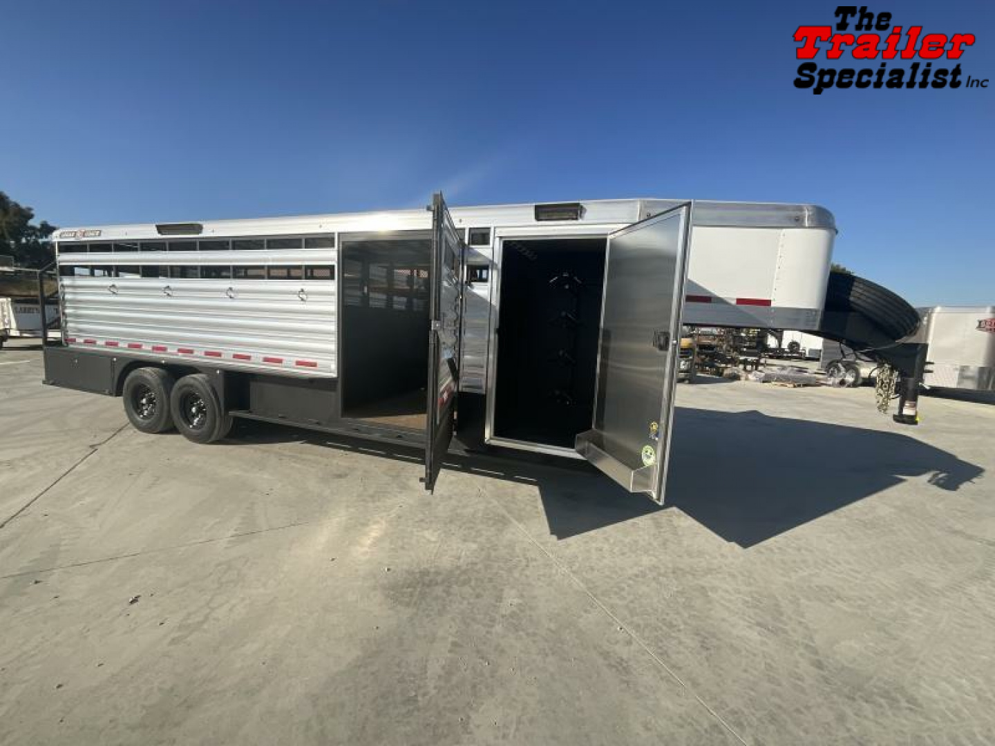New 2024 Logan Coach 24 FT GN Horse Trailer