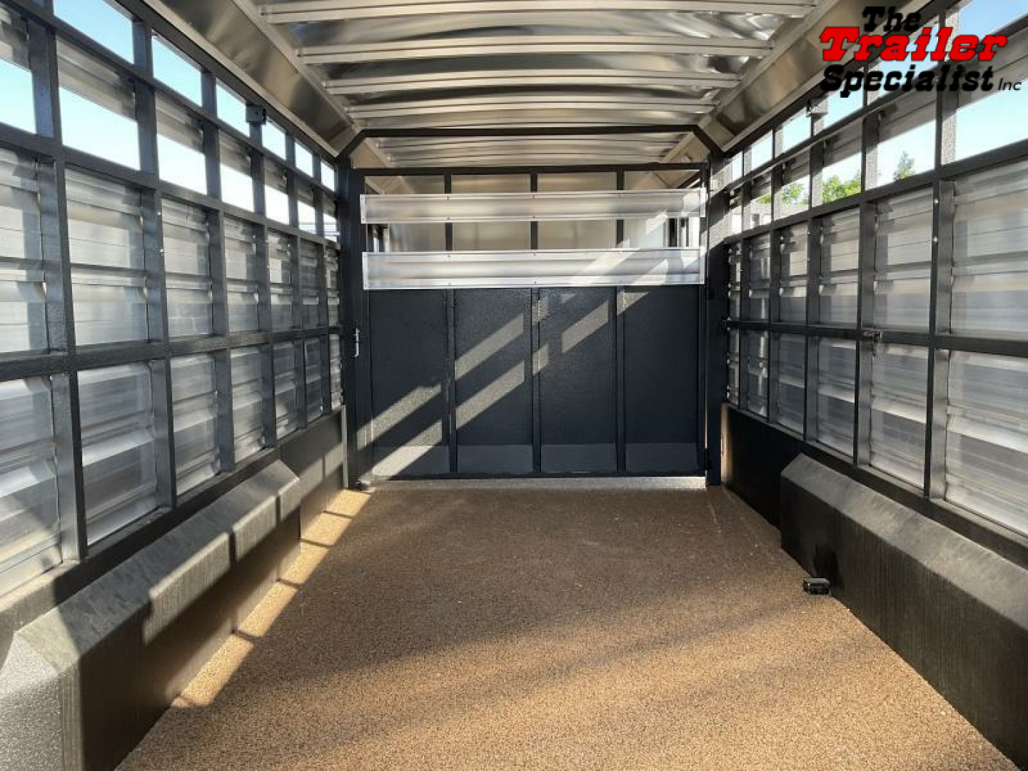 New 2024 Logan Coach 24 FT GN Horse Trailer