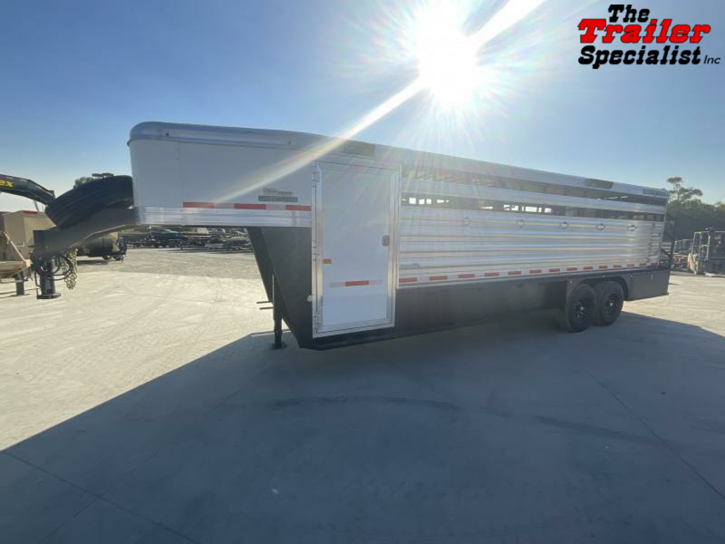New 2024 Logan Coach 24 FT GN Horse Trailer