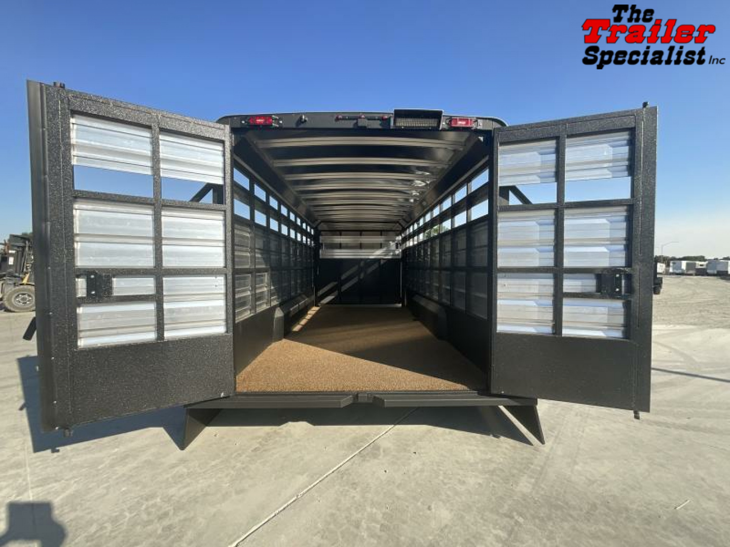 New 2024 Logan Coach 24 FT GN Horse Trailer