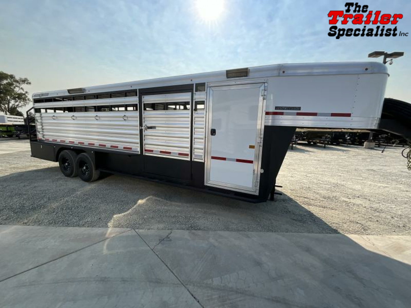 New 2024 Logan Coach 24 FT GN Horse Trailer