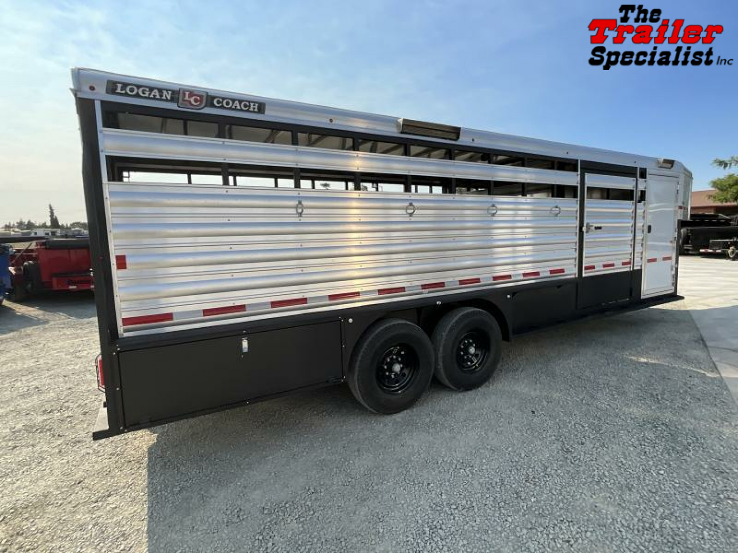 New 2024 Logan Coach 24 FT GN Horse Trailer