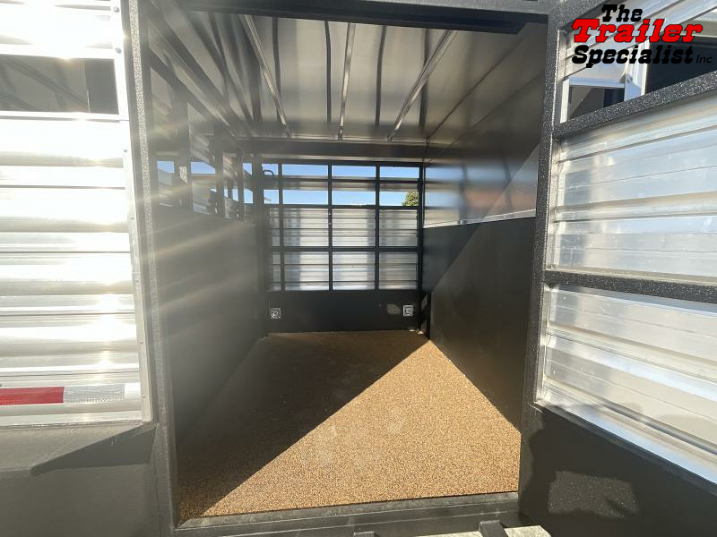 New 2024 Logan Coach 24 FT GN Horse Trailer