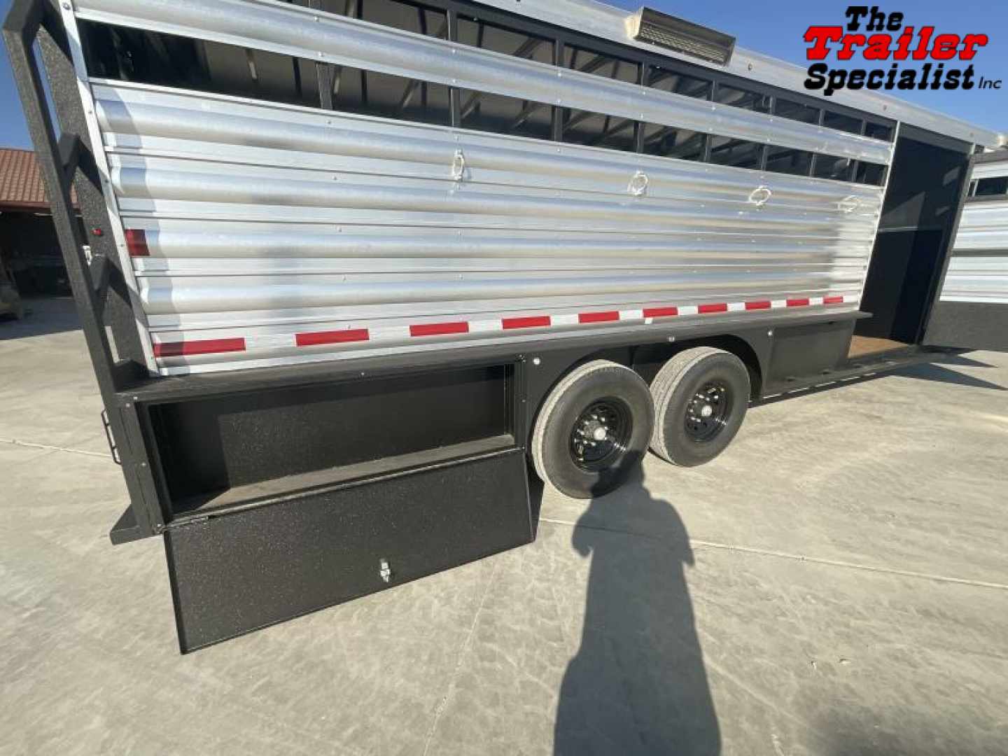New 2024 Logan Coach 24 FT GN Horse Trailer