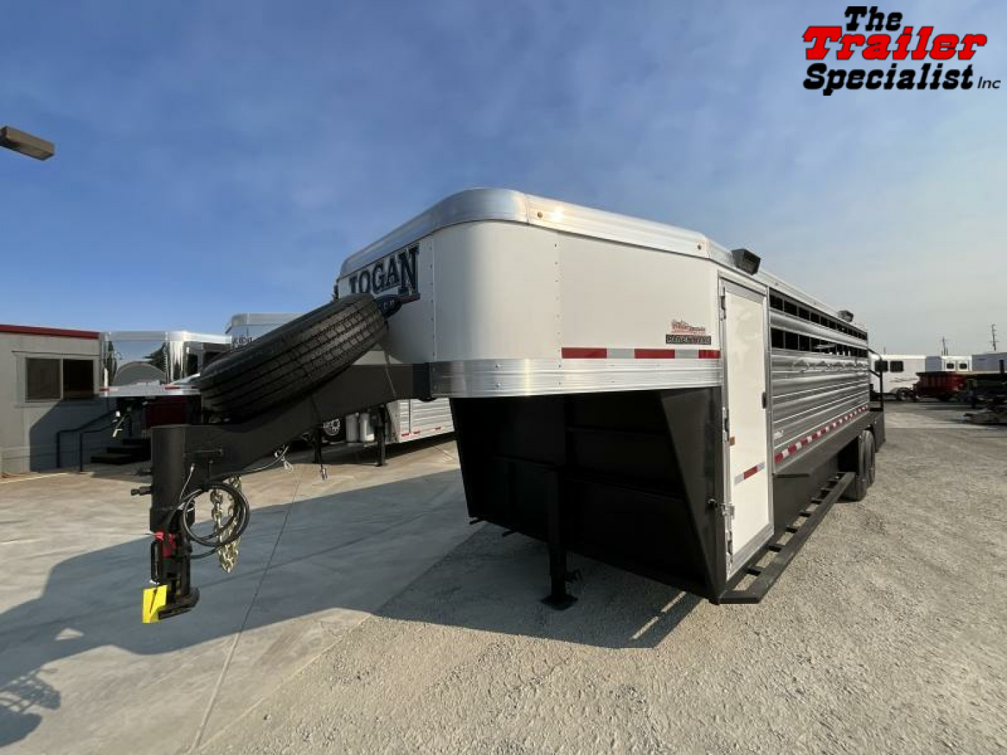 New 2024 Logan Coach 24 FT GN Horse Trailer
