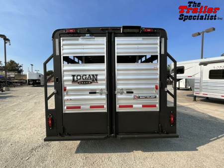 New 2024 Logan Coach 24 FT GN Horse Trailer