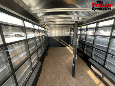 New 2024 Logan Coach 24 FT GN Horse Trailer