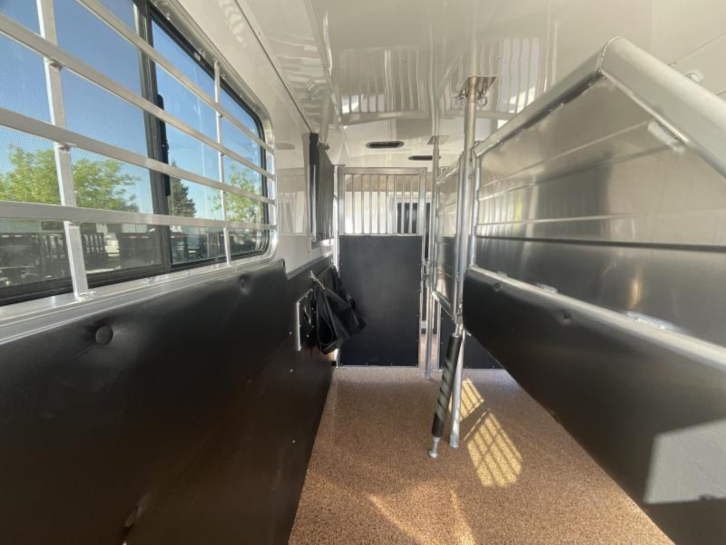 New 2025 Logan Coach 2+1 GOOSENECK STRAIGHT LOAD Horse Trailer