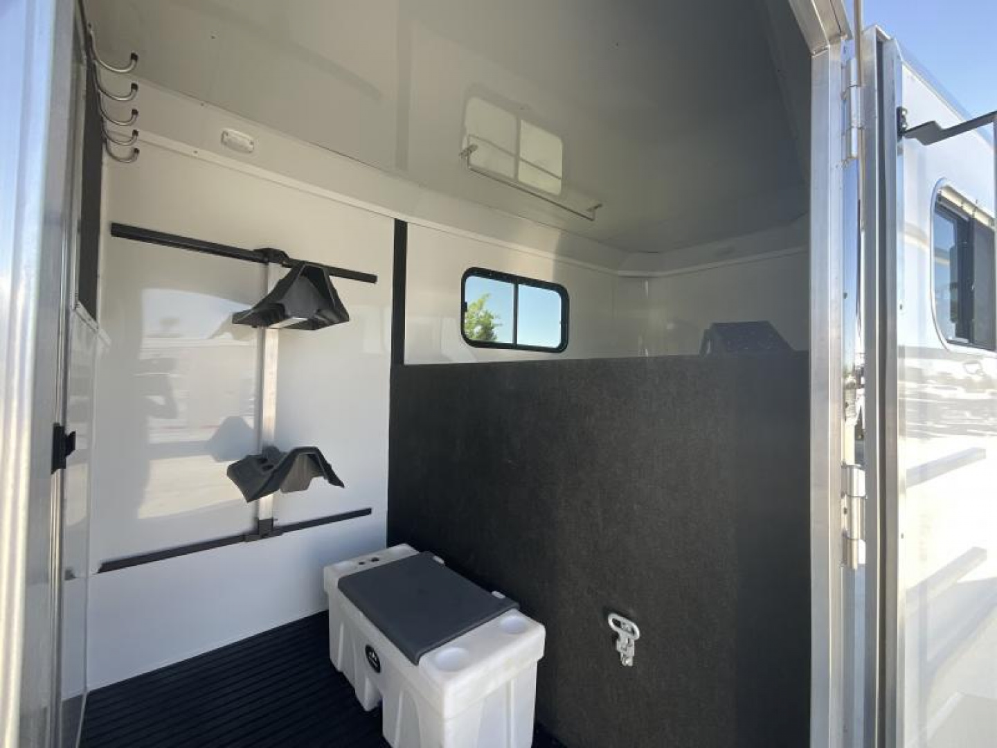 New 2025 Logan Coach 2+1 GOOSENECK STRAIGHT LOAD Horse Trailer