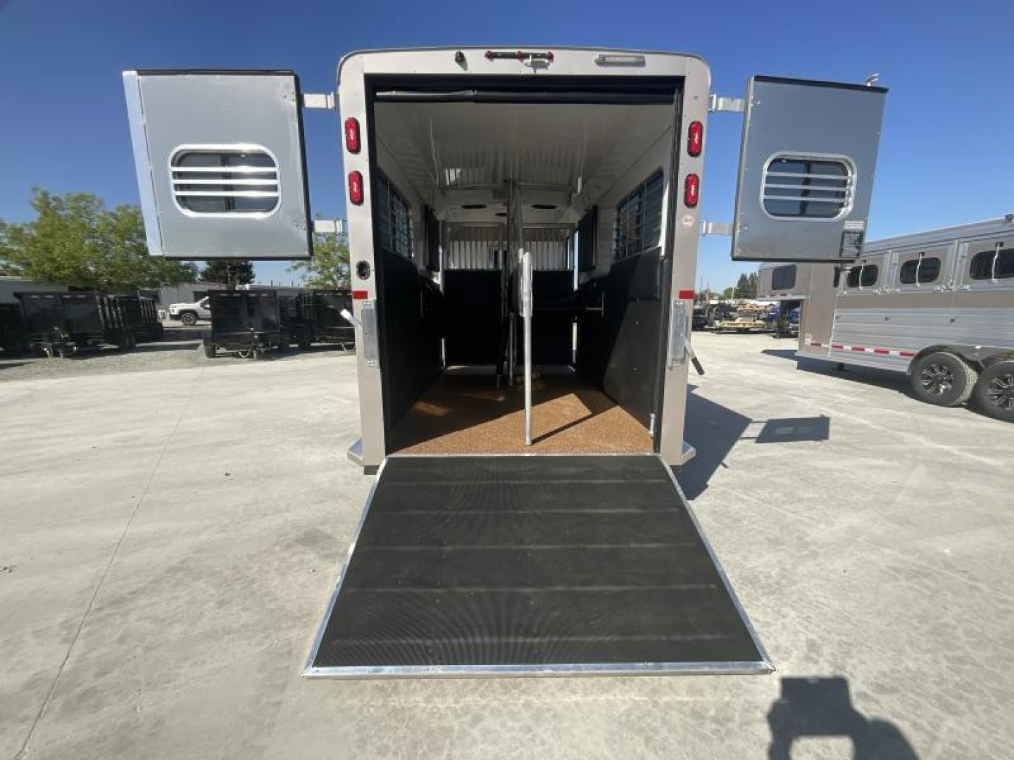 New 2025 Logan Coach 2+1 GOOSENECK STRAIGHT LOAD Horse Trailer
