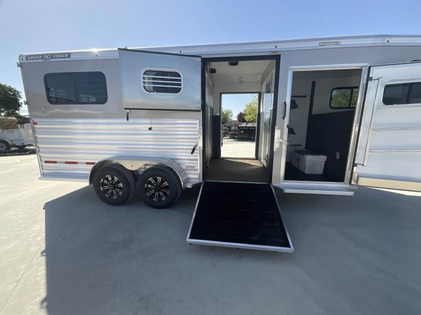 New 2025 Logan Coach 2+1 GOOSENECK STRAIGHT LOAD Horse Trailer