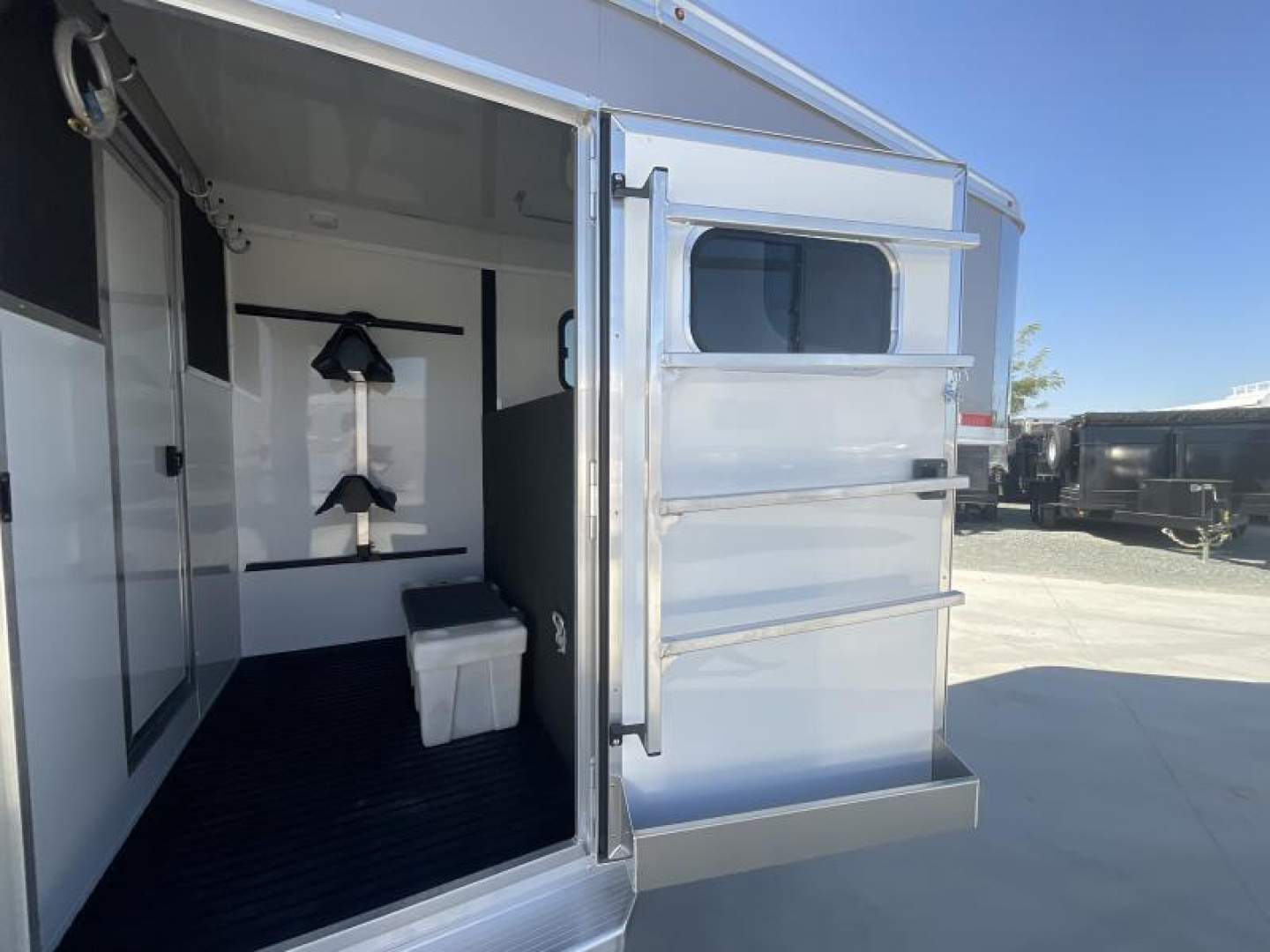 New 2025 Logan Coach 2+1 GOOSENECK STRAIGHT LOAD Horse Trailer