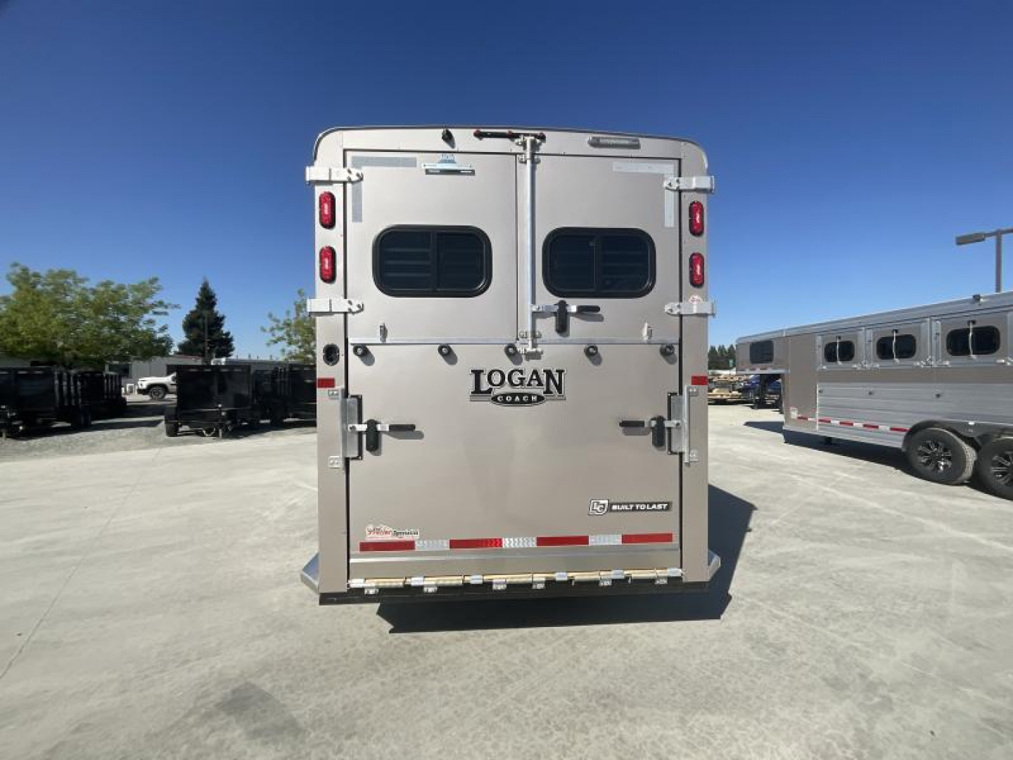 New 2025 Logan Coach 2+1 GOOSENECK STRAIGHT LOAD Horse Trailer
