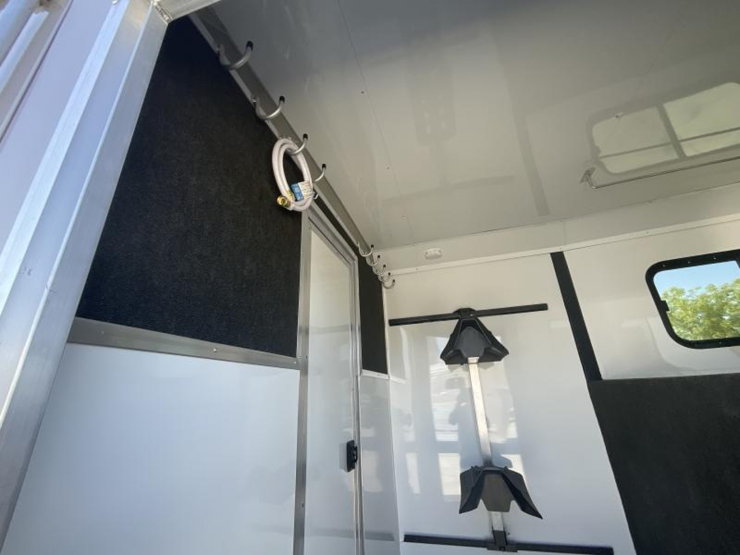 New 2025 Logan Coach 2+1 GOOSENECK STRAIGHT LOAD Horse Trailer