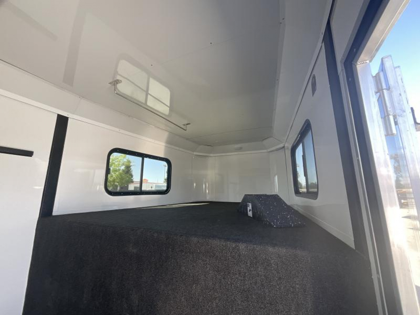 New 2025 Logan Coach 2+1 GOOSENECK STRAIGHT LOAD Horse Trailer