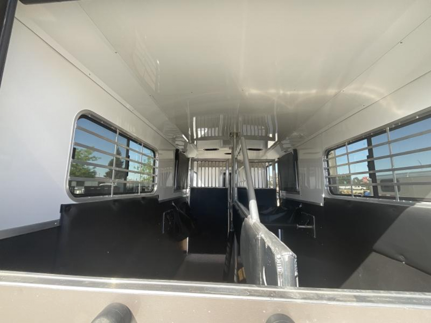 New 2025 Logan Coach 2+1 GOOSENECK STRAIGHT LOAD Horse Trailer