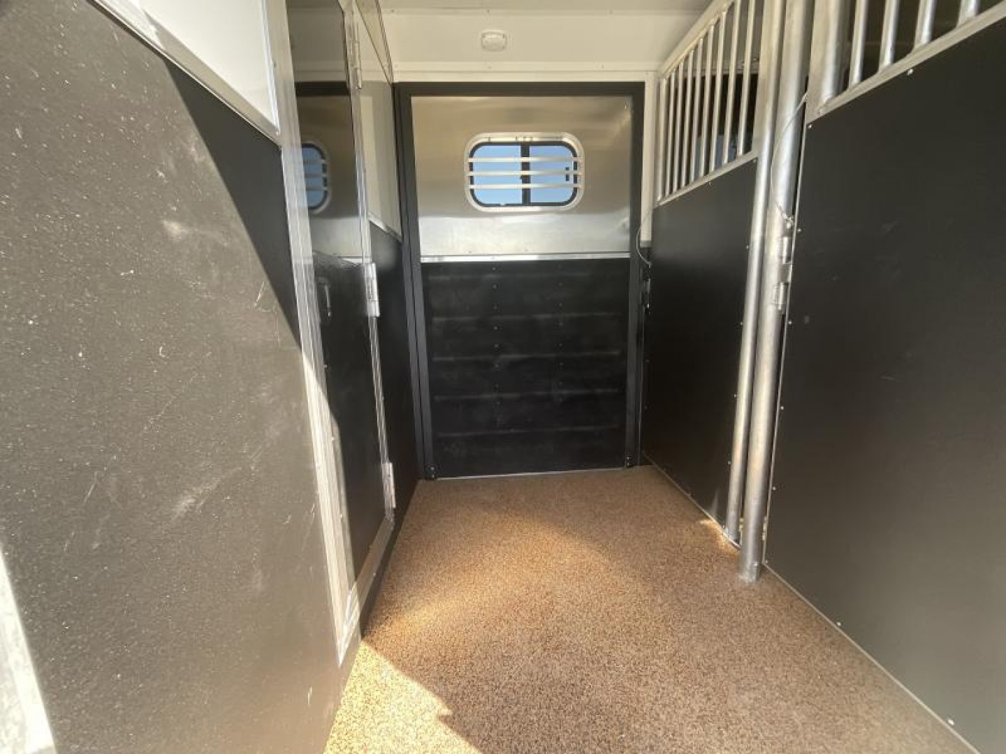 New 2025 Logan Coach 2+1 GOOSENECK STRAIGHT LOAD Horse Trailer