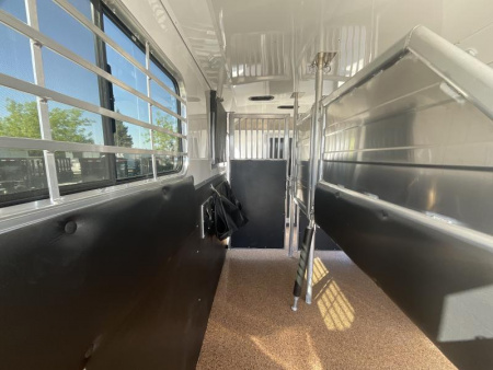 New 2025 Logan Coach 2+1 GOOSENECK STRAIGHT LOAD Horse Trailer