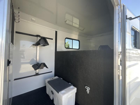 New 2025 Logan Coach 2+1 GOOSENECK STRAIGHT LOAD Horse Trailer