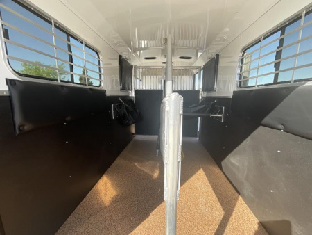 New 2025 Logan Coach 2+1 GOOSENECK STRAIGHT LOAD Horse Trailer