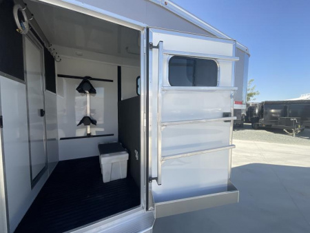 New 2025 Logan Coach 2+1 GOOSENECK STRAIGHT LOAD Horse Trailer