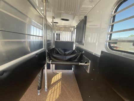 New 2025 Logan Coach 2+1 GOOSENECK STRAIGHT LOAD Horse Trailer