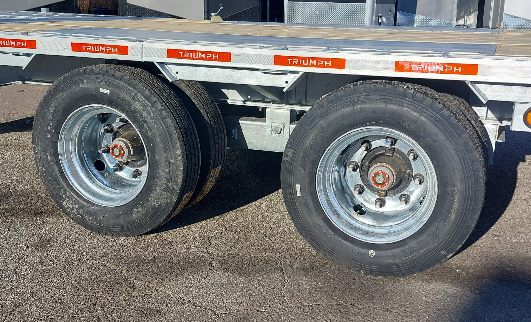 New 102 X 25 + 5 GALVANIZED DECKOVER EQUIPMENT HAULER 16K AXLES HYDRAULIC JACKS 27175# PAYLOAD 2026 TRUMPH