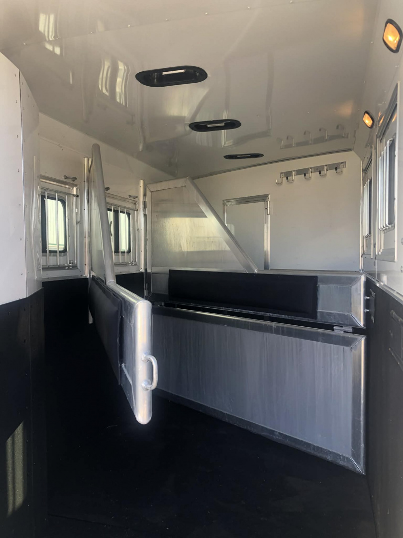 Used 2014 Lakota Charger 3H Living Quarter