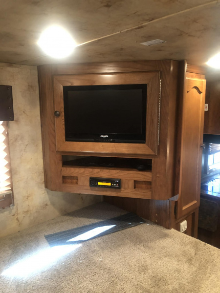 Used 2014 Lakota Charger 3H Living Quarter