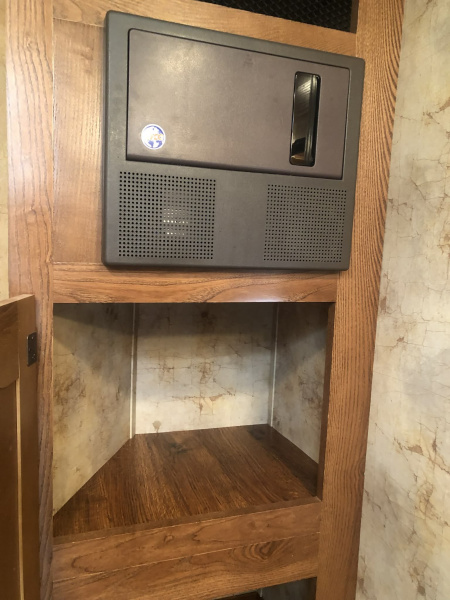 Used 2014 Lakota Charger 3H Living Quarter