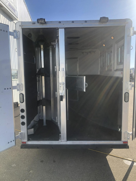 Used 2014 Lakota Charger 3H Living Quarter