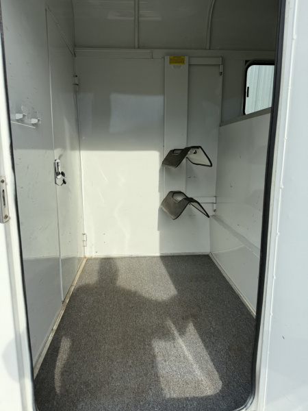 Used 2008 Sundowner Straight Load Horse Trailer