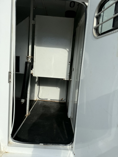 Used 2008 Sundowner Straight Load Horse Trailer