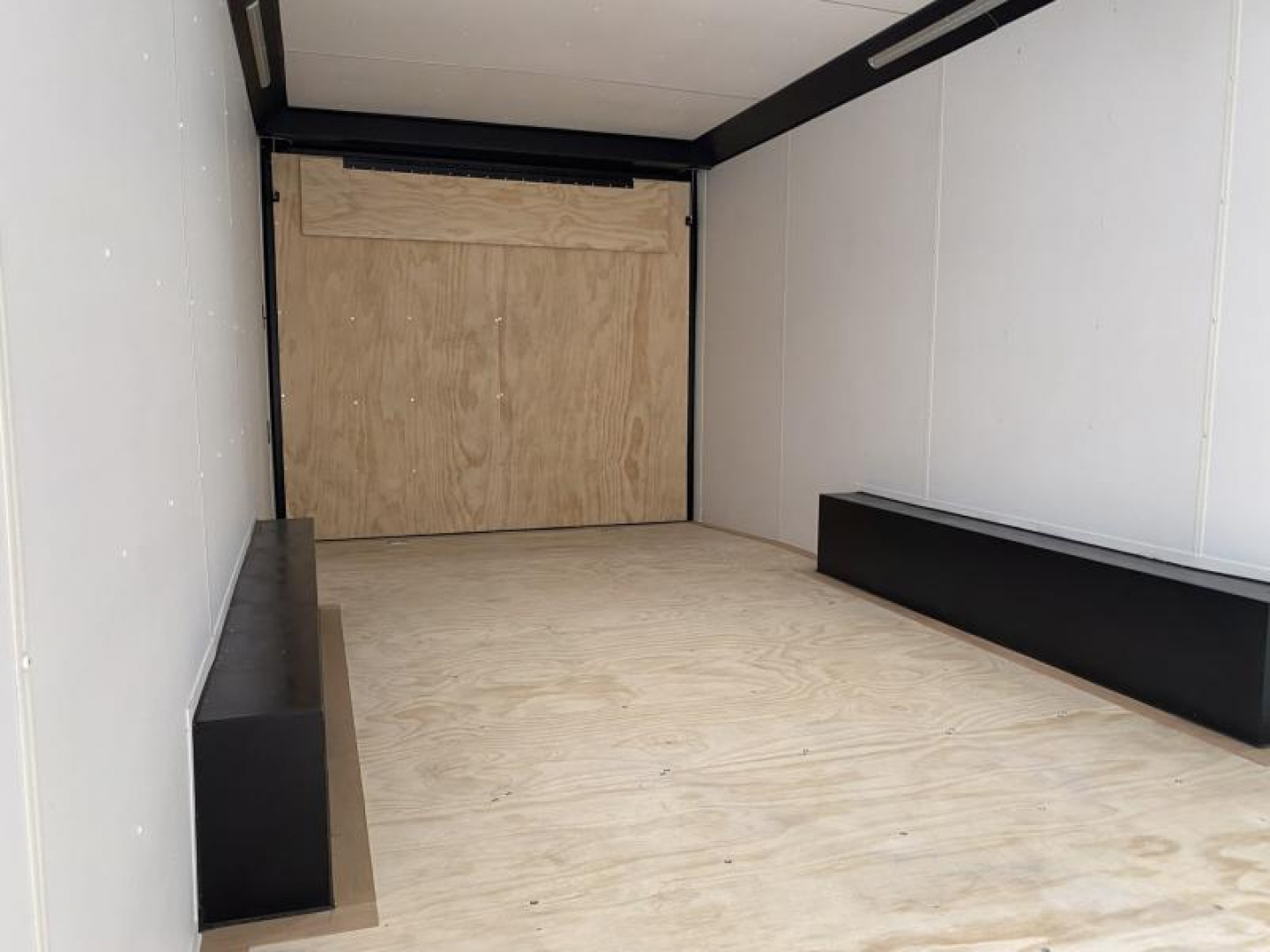 New 2024 United Trailers 24 FT ENCLOSED CAR HAULER TORSION AXLES  ALUMINUM WHEELS WITH BLACK OUT TRIM