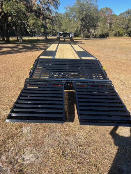 New 2026 LOAD TRAIL GP22 102 x 32 Tandem Low-Pro Gooseneck