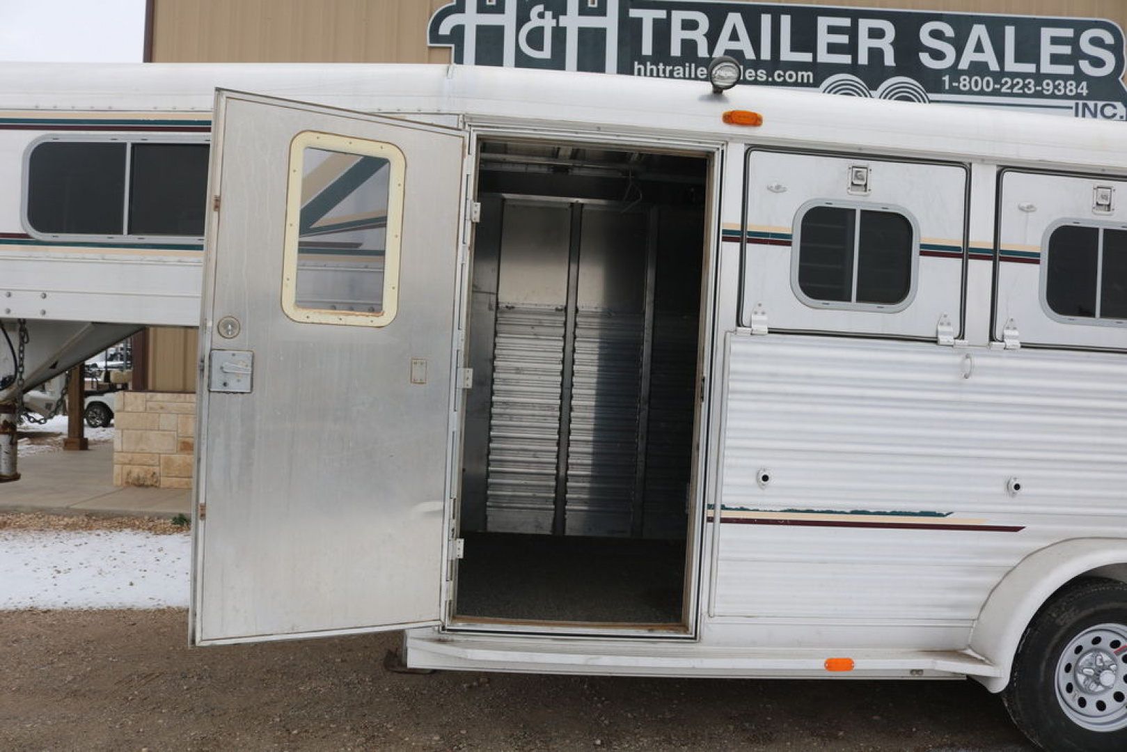 Used 1999 4-Star Trailers 2 HORSE GN