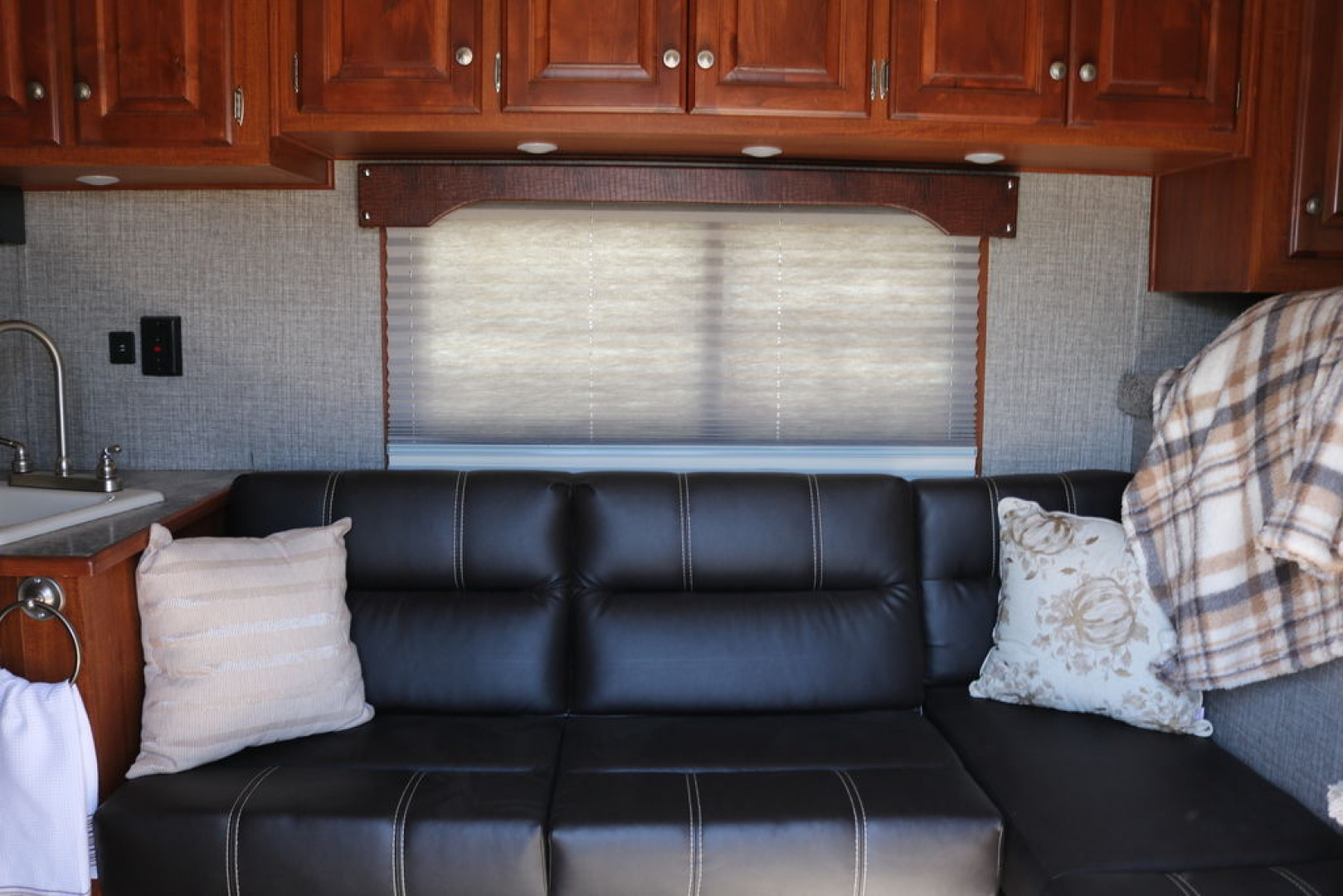 New 2022 Sundowner Trailers Horizon 8011 3 Horse