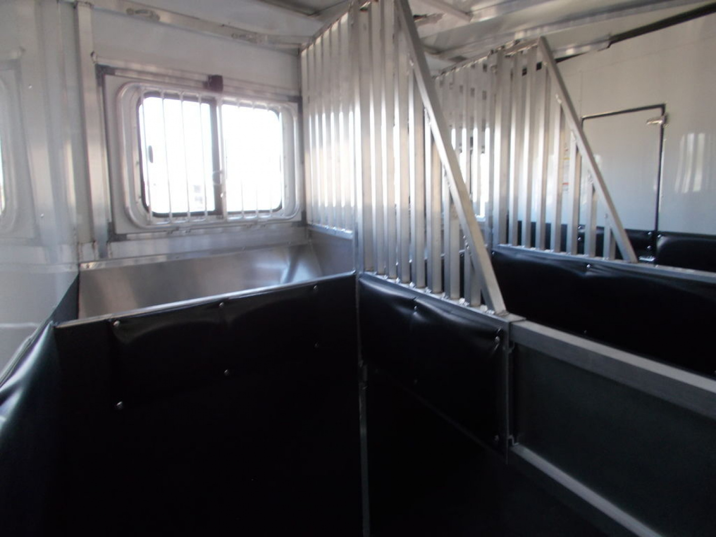 New 2022 Sundowner Trailers Horizon 8011 3 Horse