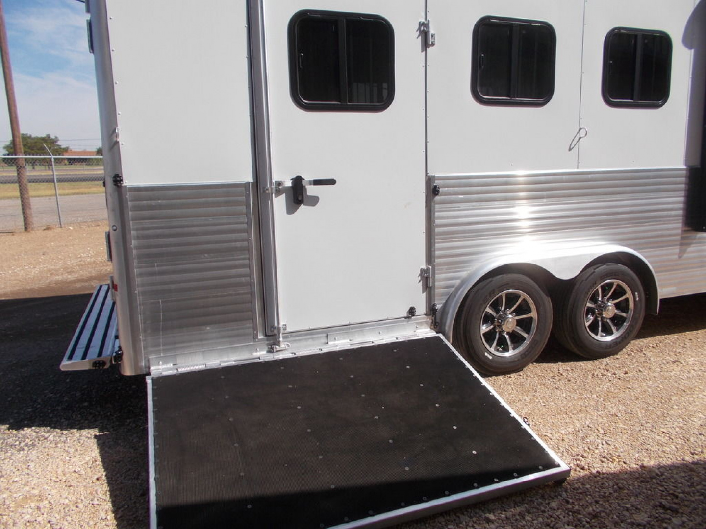 New 2022 Sundowner Trailers Horizon 8011 3 Horse