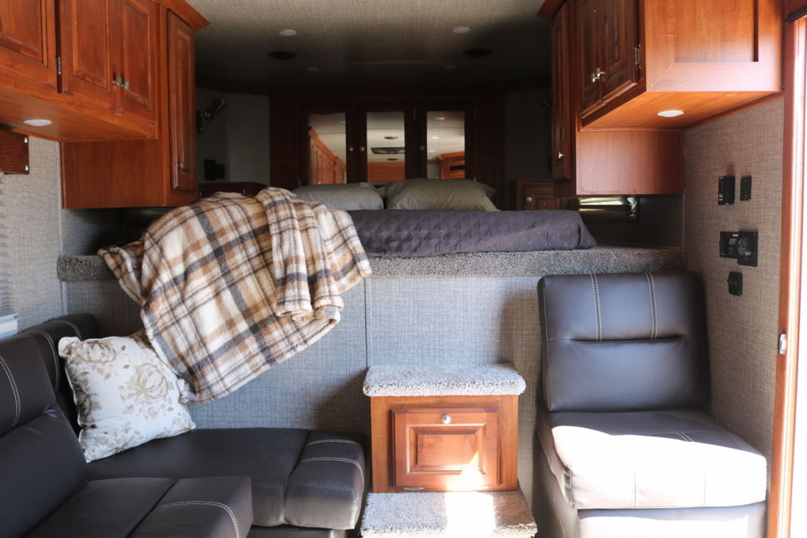 New 2022 Sundowner Trailers Horizon 8011 3 Horse